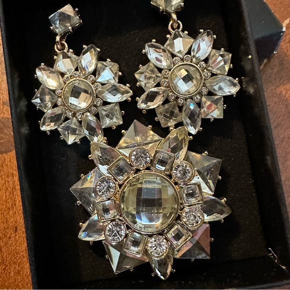 Avon Ladies Earrings & Brooch Gift Set - Picture 3 of 9